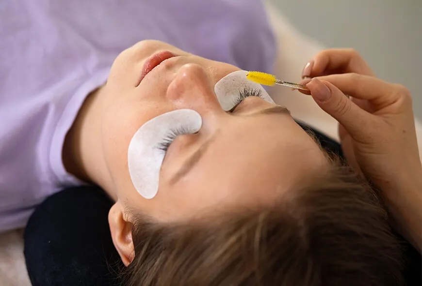 Serdivan’da Kirpik Lifting ile Maskarasız Etkileyici Bakışlar